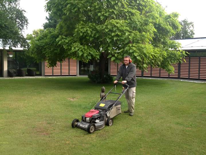 Entretien d'espaces verts près d'Orléans